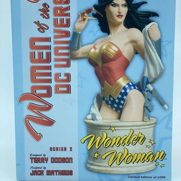 Women of the DC Universe Wonder Woman Bust - Picture 2 of 5